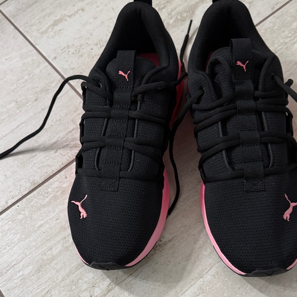 Puma Shoes - Puma Black and Pink Athletic Shoes.. size 9.5M
New ..soft foam